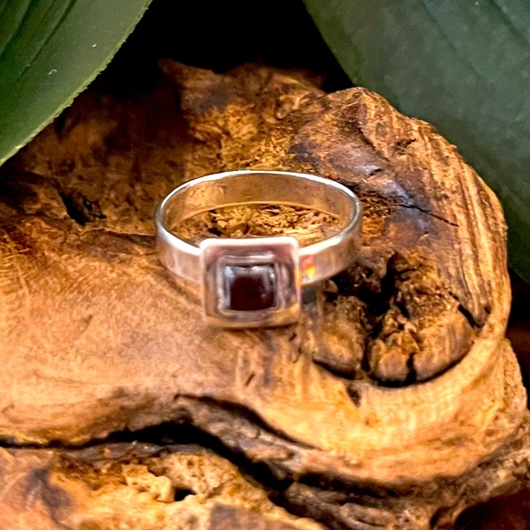 Silpada Vintage Rare .925 Sterling Silver Garnet Square Ring - Picture 5 of 10
